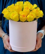 19 жёлтых розы в коробке