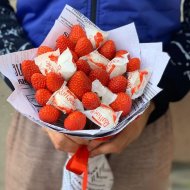 Букет клубника в рафаэлло
