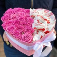 Коробка сердце «Розовые розы и Раффаэлло»